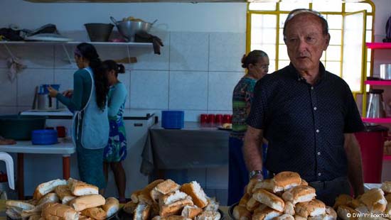 O drama de um padre que ajuda venezuelanos em Pacaraima