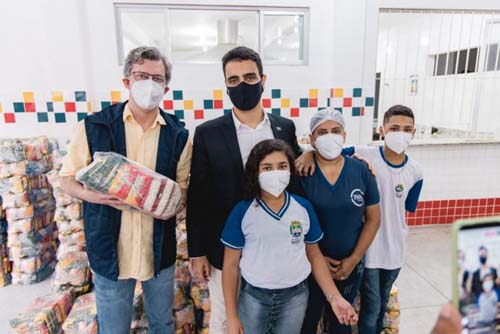 JHC inicia distribuição de kits de alimentação para 53 mil alunos em Maceió