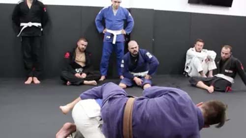 Jiu-jitsu brasileiro ajuda a reabilitar soldados ucranianos feridos na guerra contra a Rússia