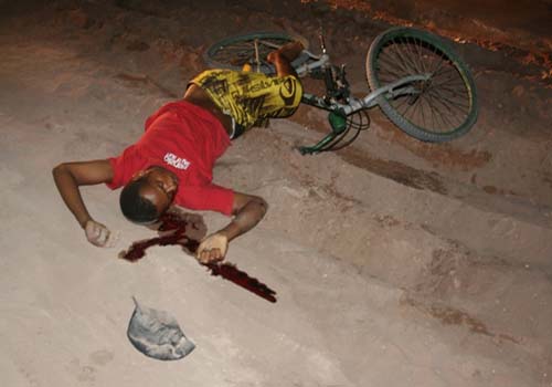 Jovem cai em tocaia após telefonema e é morto com oito tiros