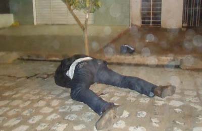 Homem é assassinado a tiros na frente da esposa e filho em Piranhas