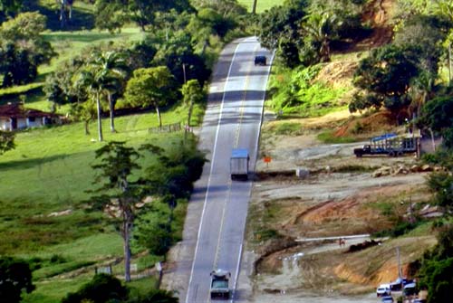 Carreta que trafegava na contra mão colide frontalmente com Siena e deixa familia inteira ferida