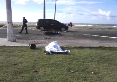 Motociclista morre ao bater em poste; passageiro está no HGE