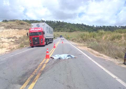 Homem morre atropelado por carreta na BR-101