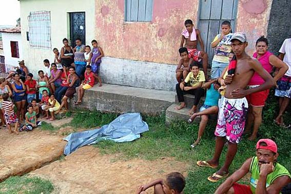 Homem esfaqueia dois e morre a pauladas em bebedeira