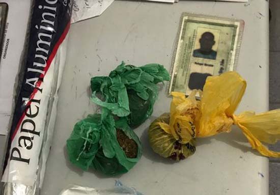 Reeducando volta à prisão após romper tornozeleira e ser flagrado com drogas