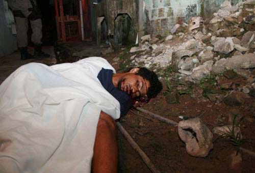 Homem é executado enquanto bebia em frente de casa na ‘Rua das Canas’