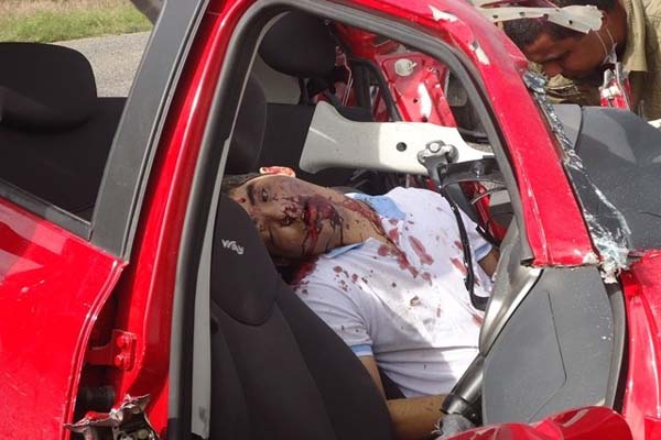 Colisão entre van e veículo de passeio deixa dois mortos em Penedo