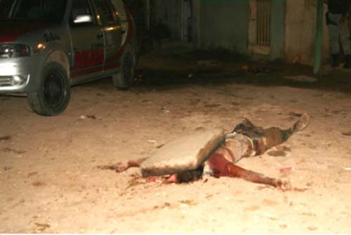 Jovem é perseguido, alvejado a tiros e morto com paralelepípedo de 60 quilos na cabeça 