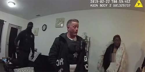 Mulher que teve casa invadida por policiais e foi algemada nua receberá US$ 2,9 milhões