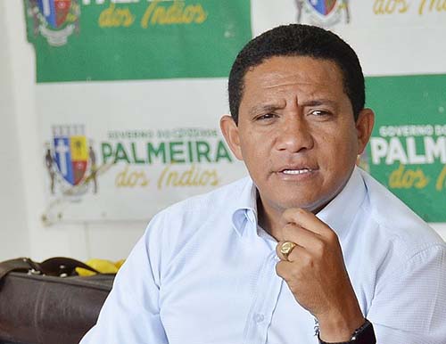 Ex-companheira é indiciada por divulgar 'nude' de prefeito de Palmeira dos Índios