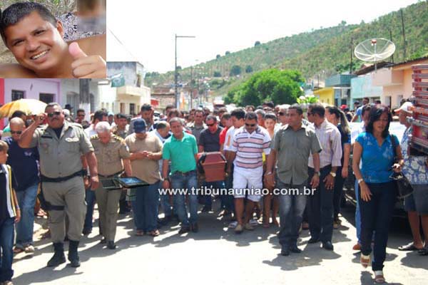 Sargento Junior assassinado a tiros em Santana do Mundaú é sepultado com honras militares