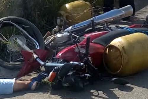 Mototaxista morre após colisão entre motos na BR-101, em Junqueiro