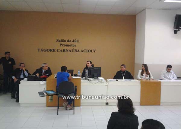 Júri do acusado de estrangular funcionária pública em União dos Palmares teve incio na hora prevista. Quatrocentas pessoas assistem ao julgamento