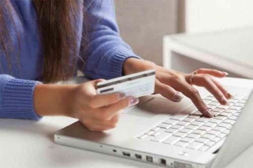 Juros no cartão de crédito sobem em março e atingem 421,3% ao ano