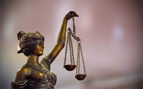 Homem é condenado a 23 anos de prisão por estuprar sogra de 78 anos em União dos Palmares; filha também é condenada.