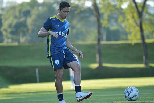 Após avaliação médica, CSA anuncia que Keirrison não fica no clube
