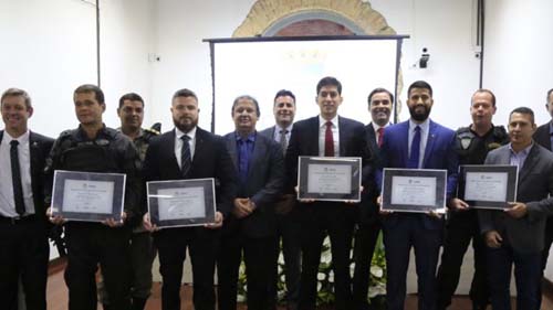 Kelmann Vieira homenageia delegados e policiais civis por atos heroicos