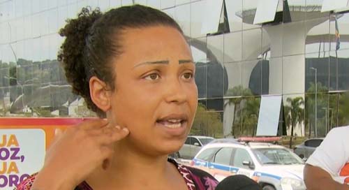 “Escutam dentro do meu lar”, diz mulher que acusa dentista de implantar chip em seu dente