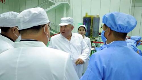 Kim Jong-un e filha inspecionam satélite espião militar norte-coreano