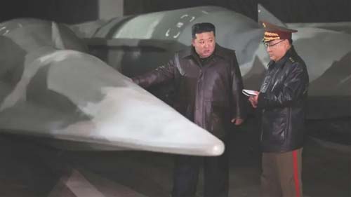 Kim Jong-un Condena Aliança Militar entre EUA, Japão e Coreia do Sul e Anuncia Reforço Nuclear