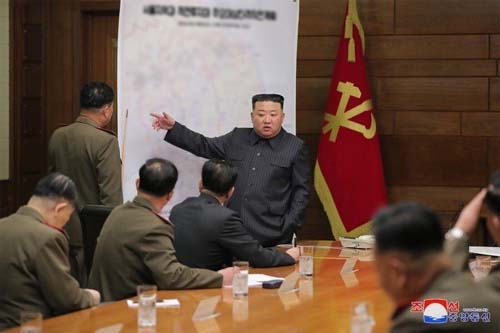 Kim Jong-un ordena a chefes militares intensificar preparação 'prática e ofensiva' para guerra