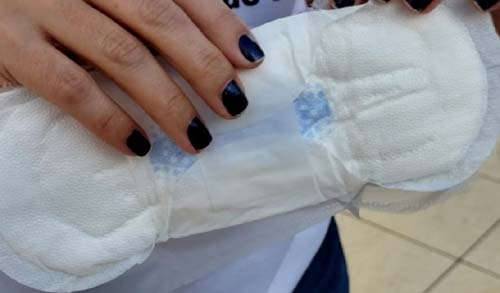 Alunas de baixa renda recebem kits de higiene, em ação de combate a pobreza pobreza menstrual