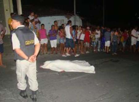 Homem corre de agressores e é morto com vários tiros na cabeça