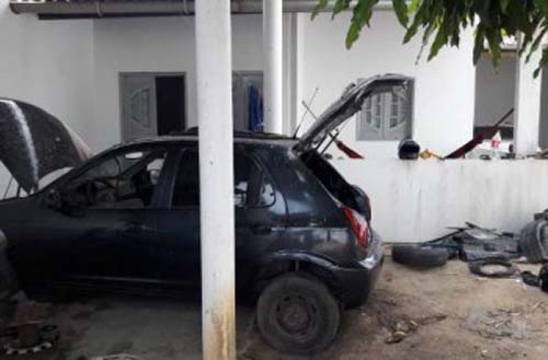 Polícia estoura laboratório de clonagem de veículos e prende chefe de quadrilha em Arapiraca