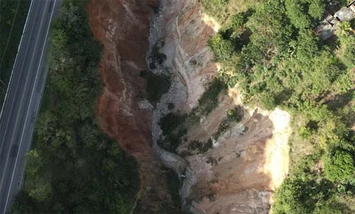 Erosão avança na Ladeira do Catolé e assusta moradores e motoristas do Clima Bom