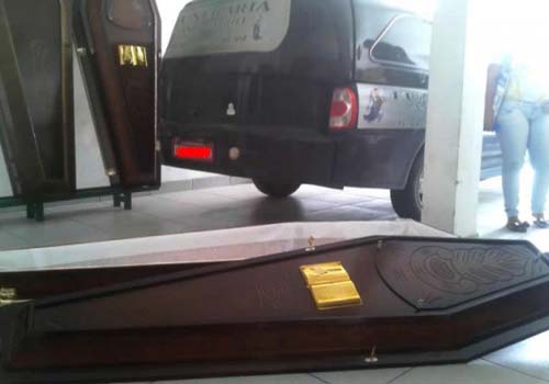 Menor dorme dentro de caixão após tentar roubar funerária