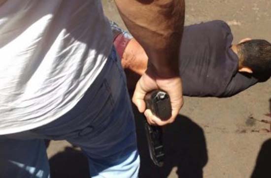 Policial à paisana flagra assalto a mercado e prende ladão