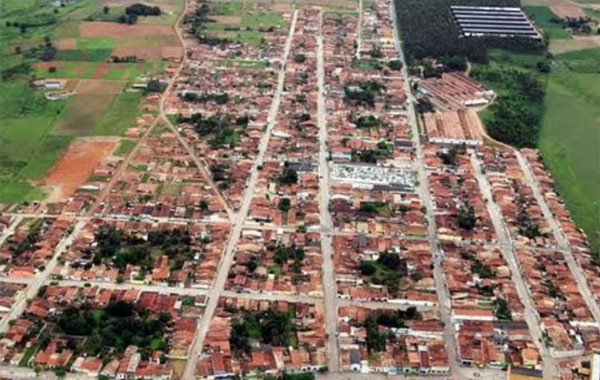 Cinco homens armados invadem residência e roubam moto e eletrônicos 