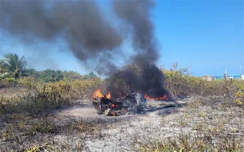Lancha pega fogo e fica completamente destruída na praia de Ipioca