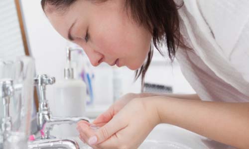 Tirar demais a oleosidade faz a pele ficar ainda mais oleosa. Entenda