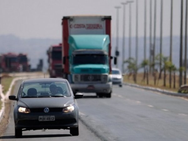 DER sinaliza rodovias e motorista que descumprir a 'Lei do Farol Baixo' será punido