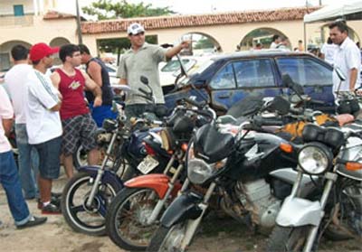 Veículos apreendidos são leiloados no pátio do Detran/AL