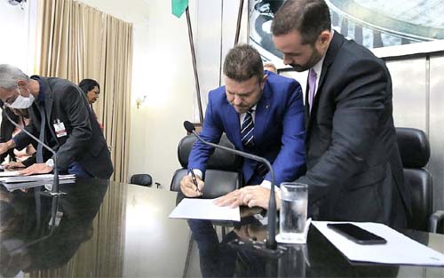 Léo Loureiro toma posse na ALE para substituir Flávia Cavalcante