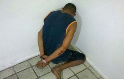 Ladrão usa o dedo para assaltar ônibus e acaba apanhando de passageiros