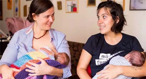 Amor sem tabu: juntas, mulheres lésbicas amamentam 2 filhos