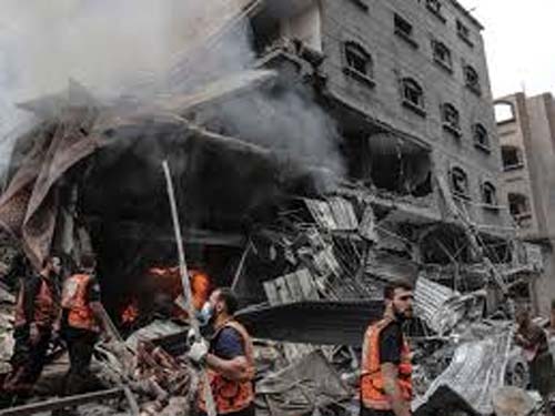 Equipes de salvamento retiram 30 corpos de um edifício enquanto Israel e o Hezbollah trocam disparos