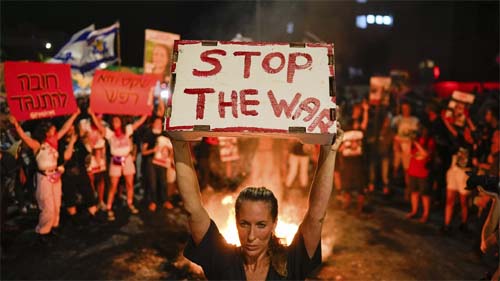 Milhares de pessoas manifestam-se em Telavive para exigir a libertação dos reféns detidos pelo Hamas
