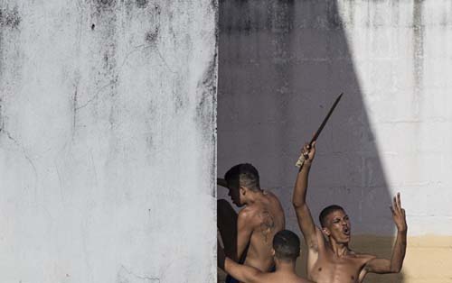 Especialista: 'Transferir líderes do PCC para presídios federais é estratégia insustentável'