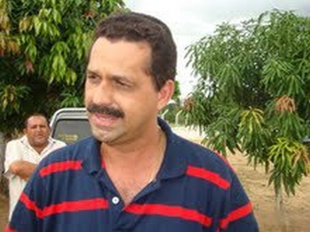 Prefeito de Limoeiro do Anadia exonera parentes e suspende contratos a pedido do MPE