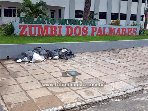 Lixo 'ornamenta' prédio da Pefeitura Municipal de União dos Palmares a cinco dias