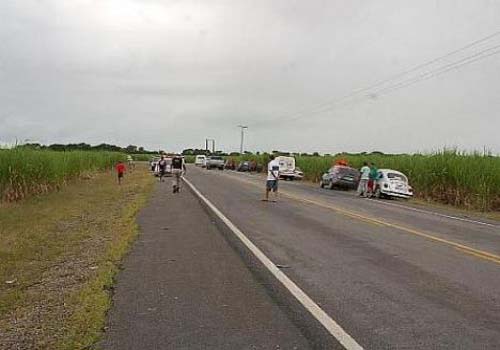 Motocicleta incendeia após colisão na AL-220; dois morreram