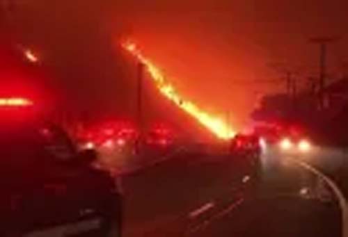 Los Angeles Declara Estado de Emergência; Incêndio Desloca 30 Mil Pessoas