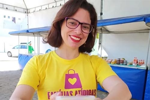 Com deficiência visual e 5 filhos autistas, mulher pede ajuda para manter renda após proibição de fazer bolos caseiros em sua casa