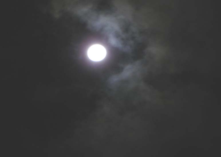 Lua mais clara dos ultimos 20 anos aparece no meio das nuvens em União dos Palmares