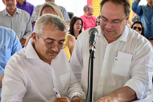 Luciano assina ordem de serviços de obra histórica em Olho d’Água do Casado